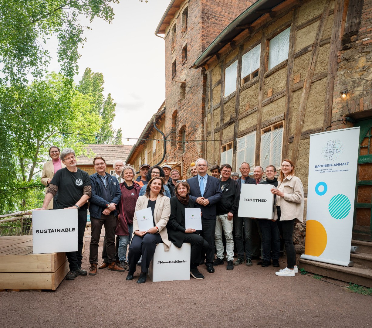 Gruppenfoto bei der Bescheidübergabe mit Ministerpräsident Reiner Haseloff